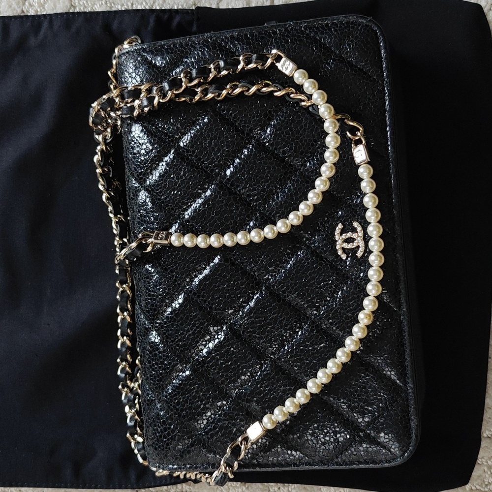 Like new CHANEL PEARL WALLET ON CHAIN